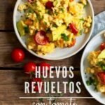 Huevos Revueltos con Tomate Aguacate y Queso