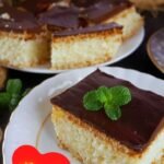 bizcochuelo de coco con cobertura de chocolate sin hornear