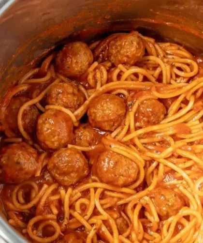 Delicioso espagueti con albóndigas en salsa chipotle